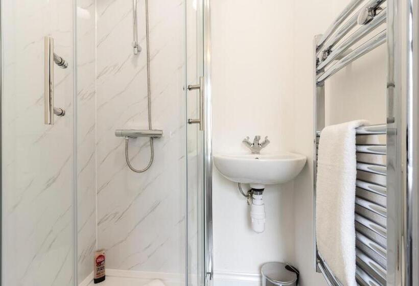 פנסיון Suite #2   Central Location   Private Ensuite, Smart Tv, Fast Wifi And Free Parking   By Yoko Proper