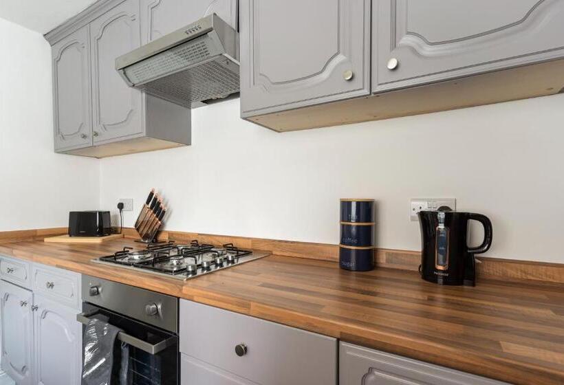 פנסיון Suite #2   Central Location   Private Ensuite, Smart Tv, Fast Wifi And Free Parking   By Yoko Proper