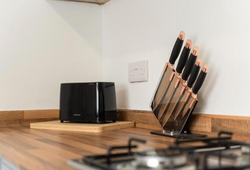 פנסיון Suite #2   Central Location   Private Ensuite, Smart Tv, Fast Wifi And Free Parking   By Yoko Proper