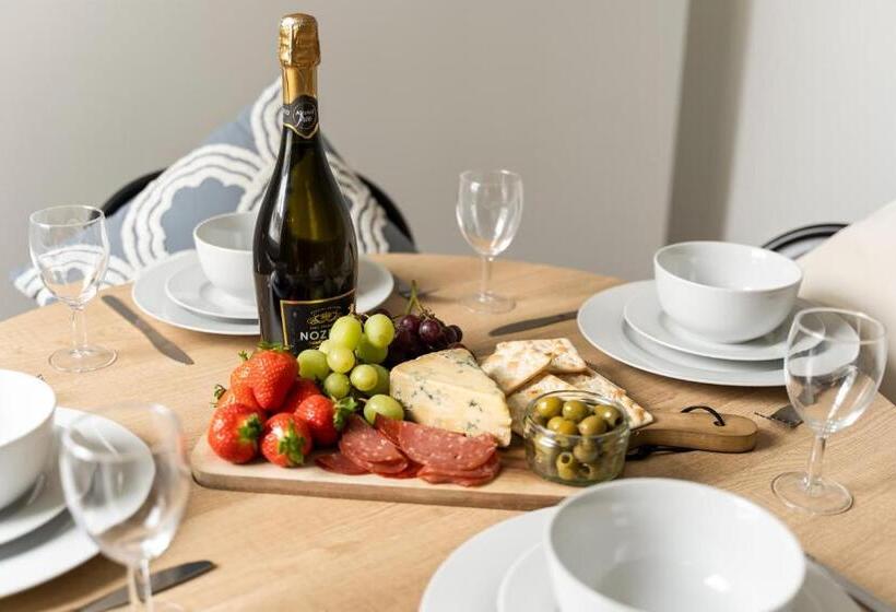 פנסיון Suite #2   Central Location   Private Ensuite, Smart Tv, Fast Wifi And Free Parking   By Yoko Proper