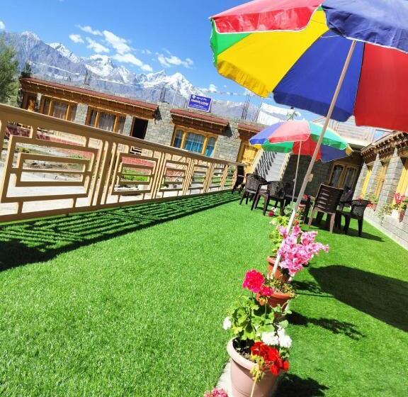 פנסיון Sumoor Lodge