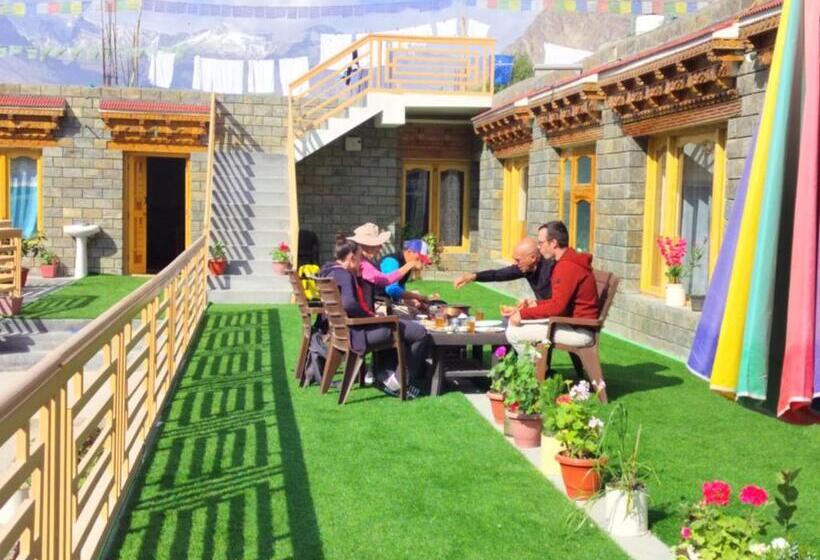 פנסיון Sumoor Lodge