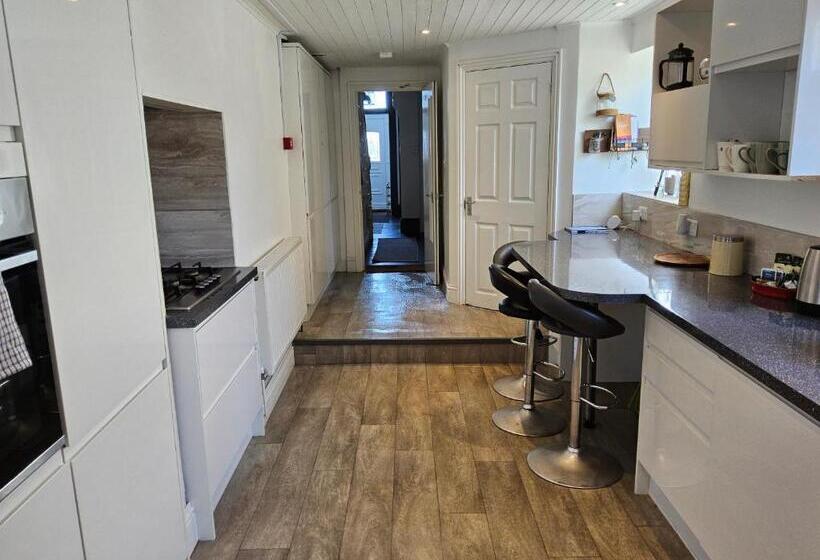 Пансион Yps Seaview Apartments