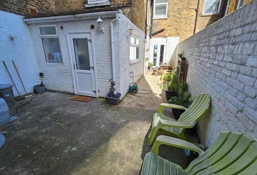 Пансион Yps Seaview Apartments