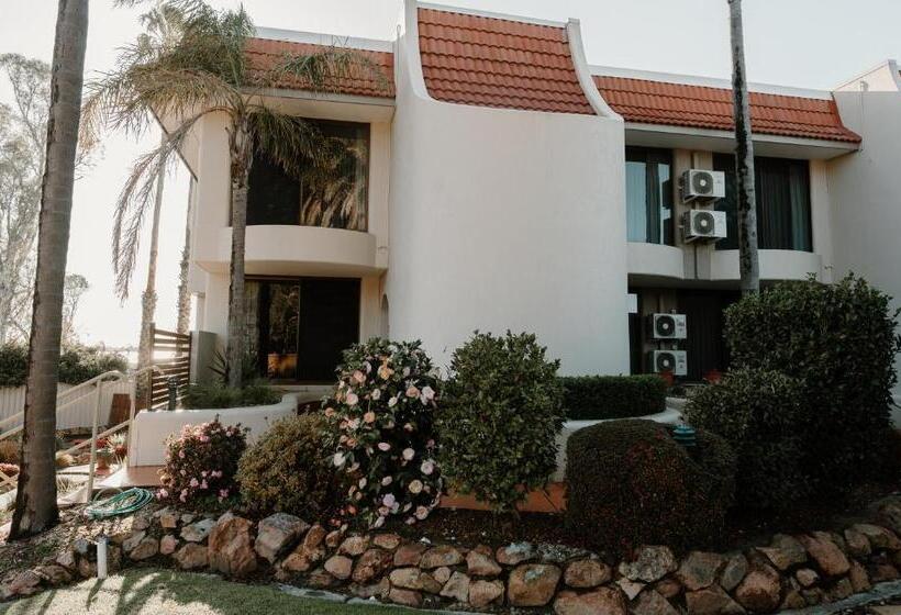 אתר נופש Lake Mulwala Boatel