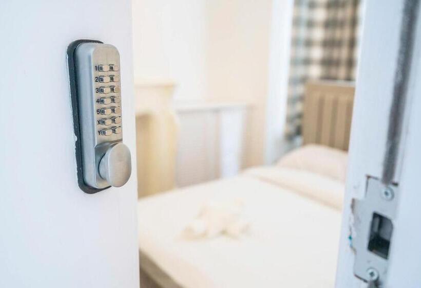 Общежитие Majestic Inn