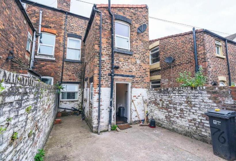 Общежитие Majestic Inn