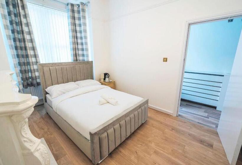 Общежитие Majestic Inn