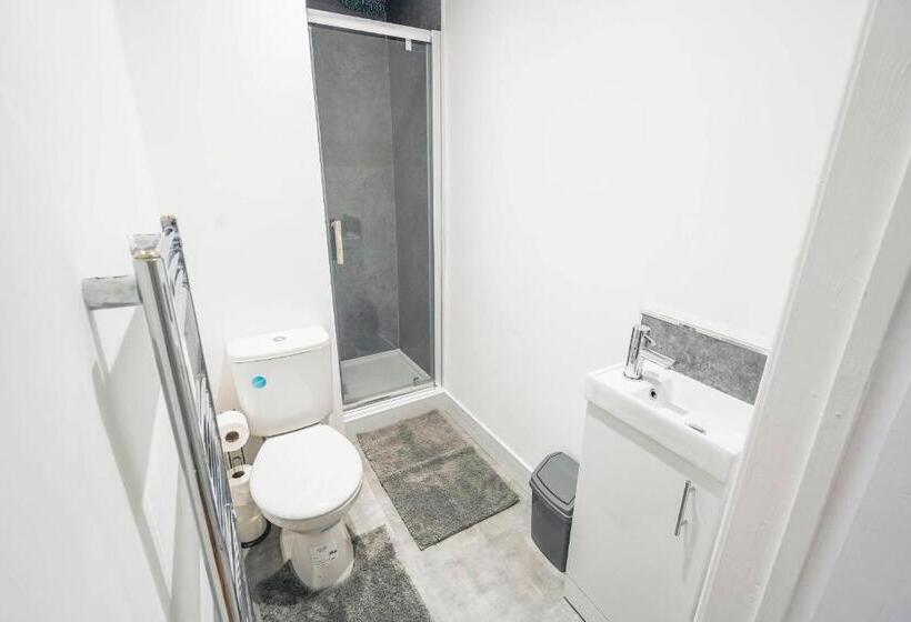 Общежитие Majestic Inn