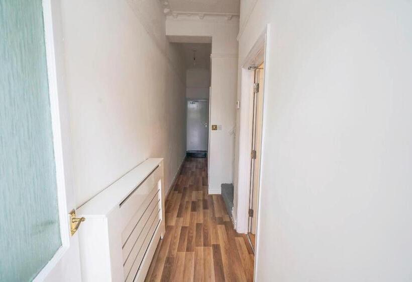 Общежитие Majestic Inn