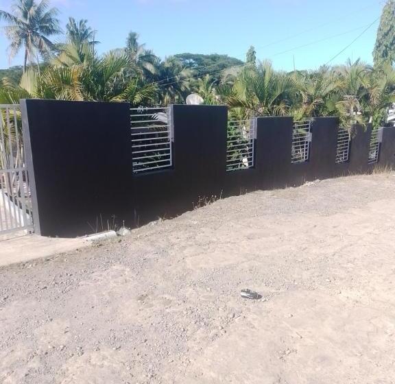 تختخواب و صبحانه Home Away From Home