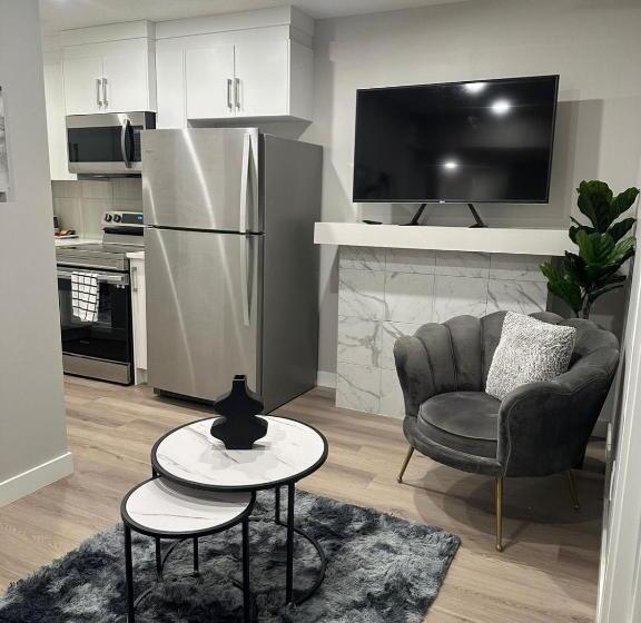 مبيت وإفطار Luxurious Home In Nw Calgary, Free Parking, High Speed Internet, Near Grocery And Airport
