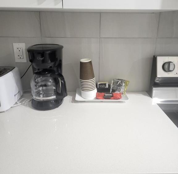 مبيت وإفطار Luxurious Home In Nw Calgary, Free Parking, High Speed Internet, Near Grocery And Airport