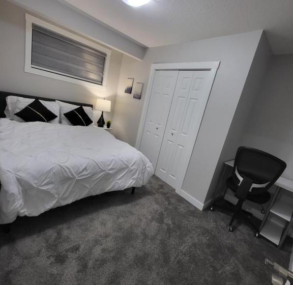 مبيت وإفطار Luxurious Home In Nw Calgary, Free Parking, High Speed Internet, Near Grocery And Airport