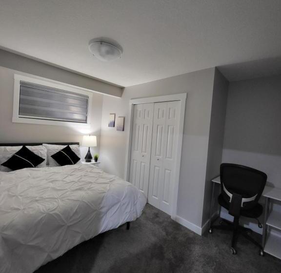 مبيت وإفطار Luxurious Home In Nw Calgary, Free Parking, High Speed Internet, Near Grocery And Airport