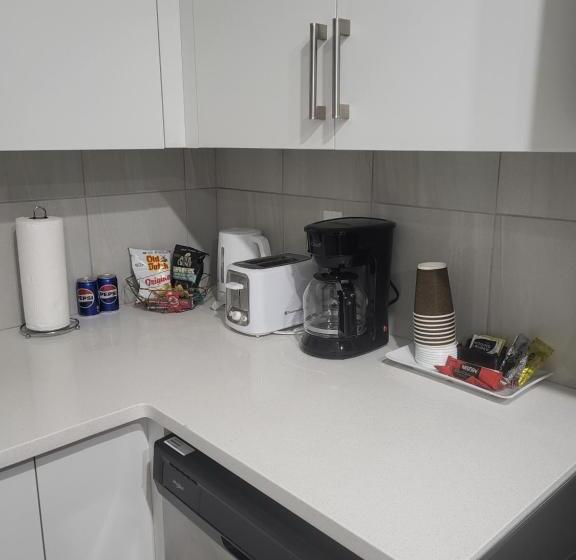 مبيت وإفطار Luxurious Home In Nw Calgary, Free Parking, High Speed Internet, Near Grocery And Airport