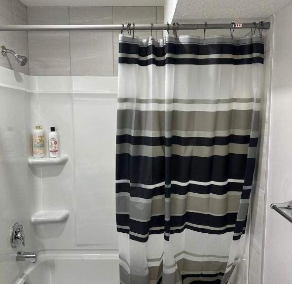 مبيت وإفطار Luxurious Home In Nw Calgary, Free Parking, High Speed Internet, Near Grocery And Airport