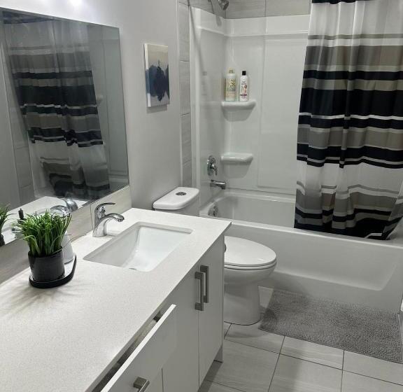 مبيت وإفطار Luxurious Home In Nw Calgary, Free Parking, High Speed Internet, Near Grocery And Airport