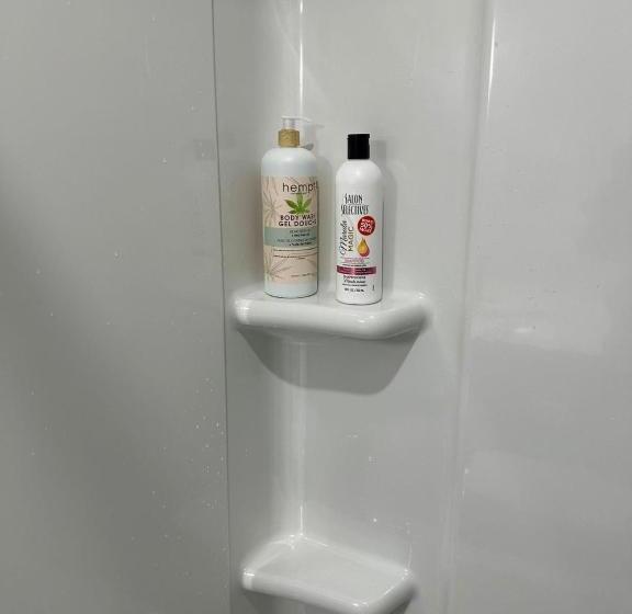 مبيت وإفطار Luxurious Home In Nw Calgary, Free Parking, High Speed Internet, Near Grocery And Airport