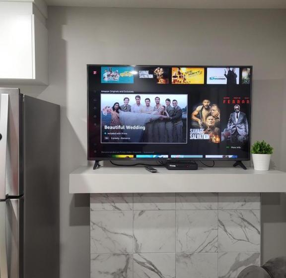 مبيت وإفطار Luxurious Home In Nw Calgary, Free Parking, High Speed Internet, Near Grocery And Airport