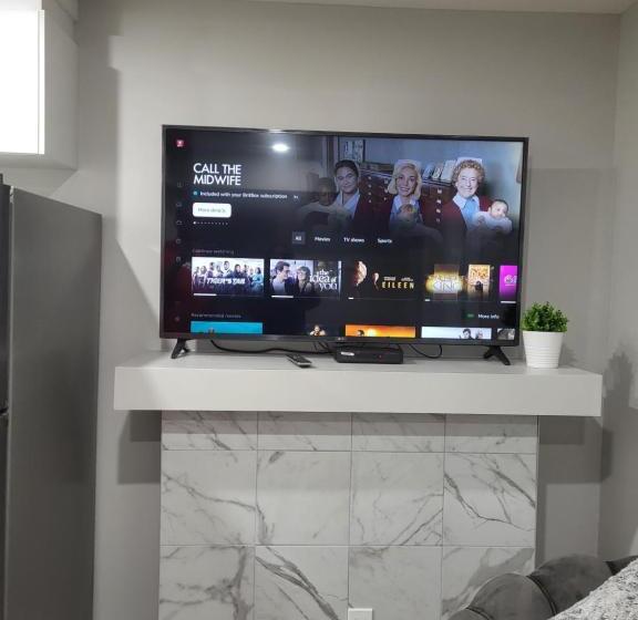 مبيت وإفطار Luxurious Home In Nw Calgary, Free Parking, High Speed Internet, Near Grocery And Airport