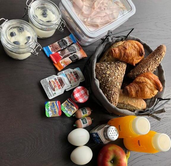 تختخواب و صبحانه The Little White House