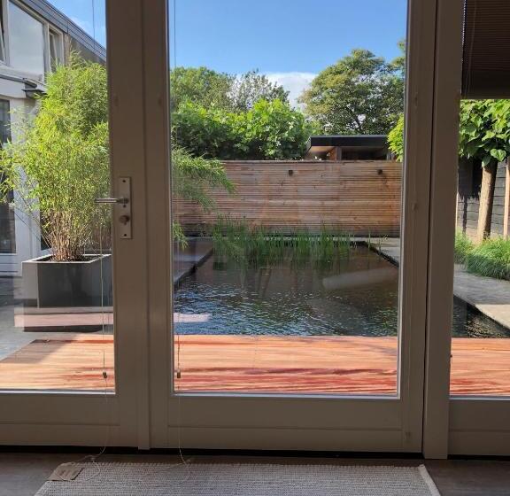 تختخواب و صبحانه The Little White House