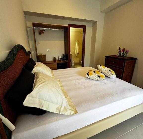 مبيت وإفطار Vida Locrese Con Piscina Salata