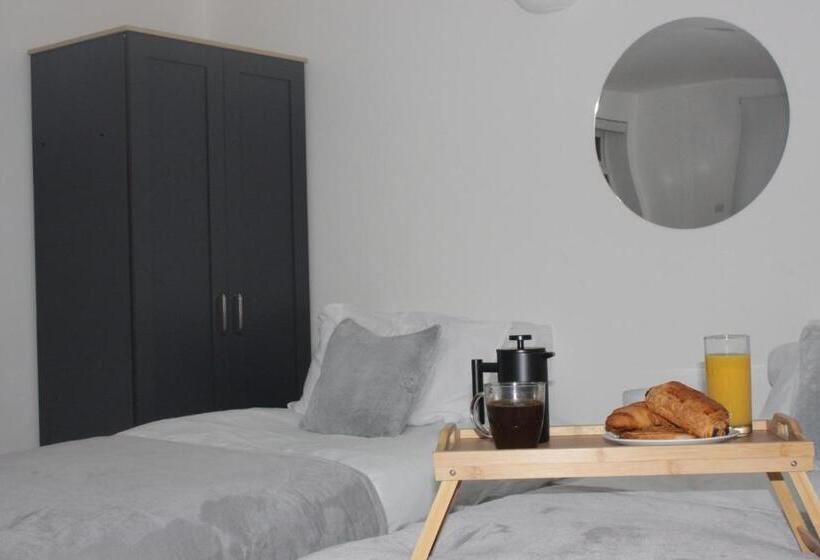 Elegant Room In St Albans