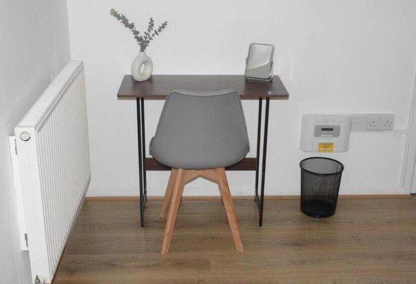 Elegant Room In St Albans