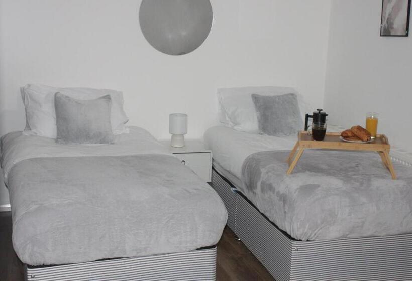 Elegant Room In St Albans