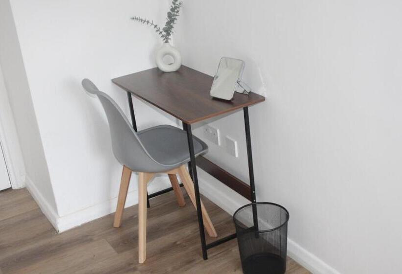 Elegant Room In St Albans