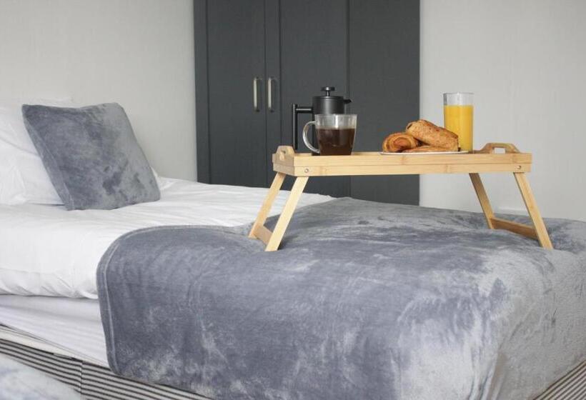 Elegant Room In St Albans