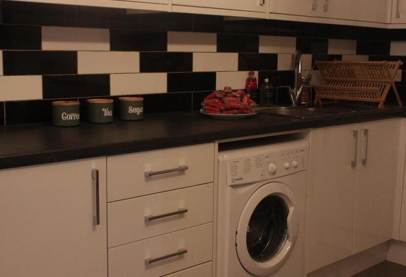 Elegant Room In St Albans