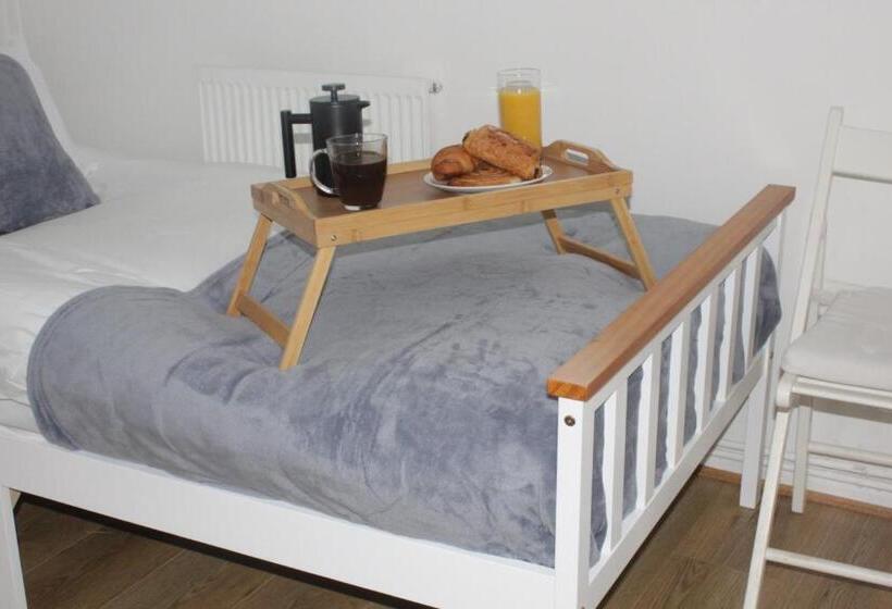 Elegant Room In St Albans