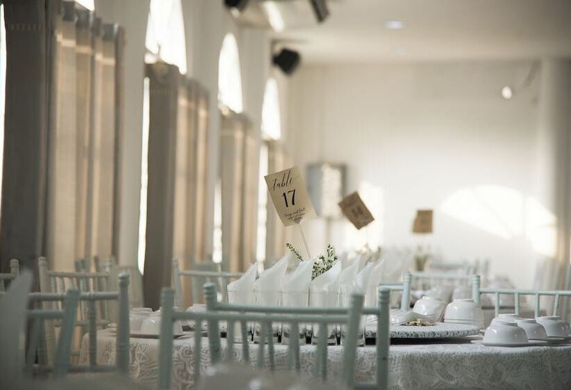 فندق Bananaleaf Wedding Cafe & Resort