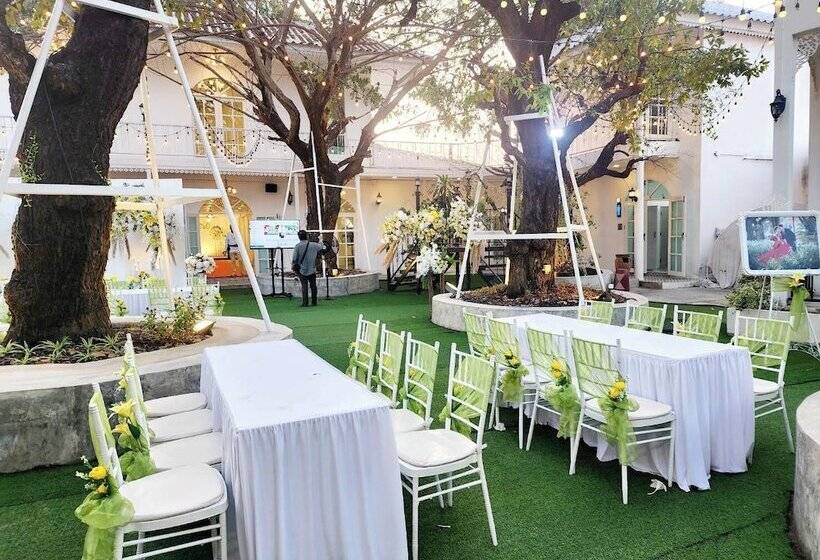 فندق Bananaleaf Wedding Cafe & Resort