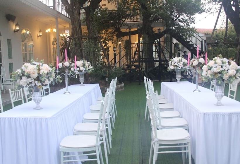 فندق Bananaleaf Wedding Cafe & Resort