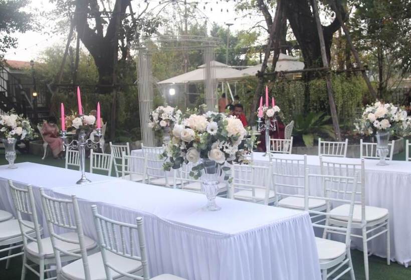 فندق Bananaleaf Wedding Cafe & Resort