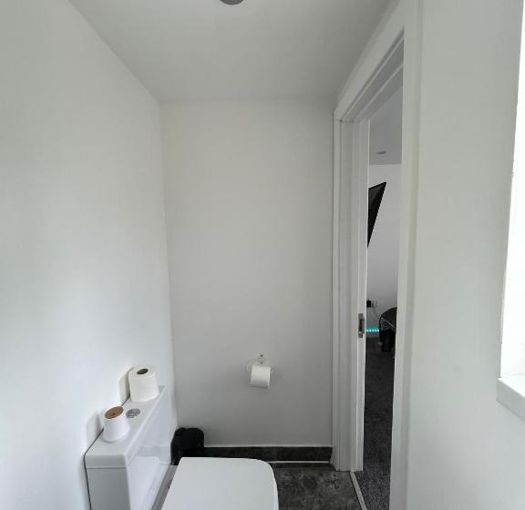 מלון כמוסות The Dugout   Double Room