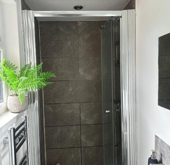 מלון כמוסות The Dugout   Double Room