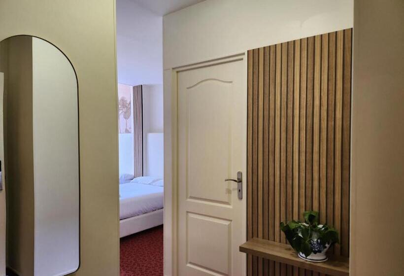 Отель Grand Paris