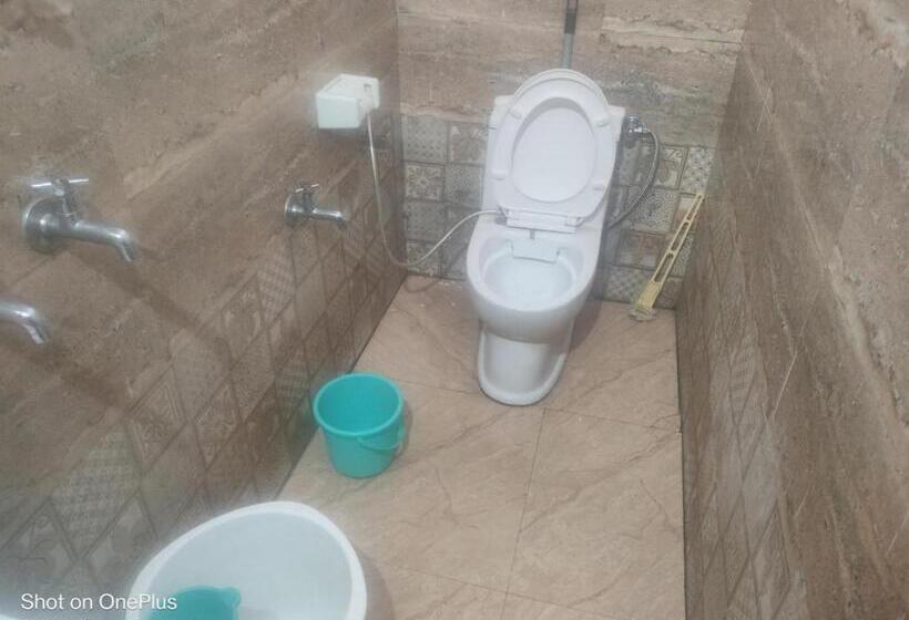 酒店 Parwati Lodge And Restaurant