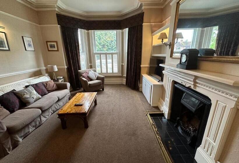 Lennox Lea Studios And Apartments