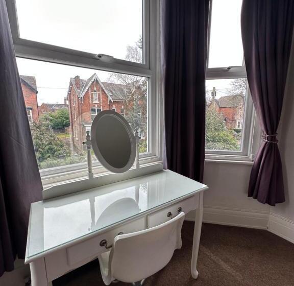 Lennox Lea Studios And Apartments