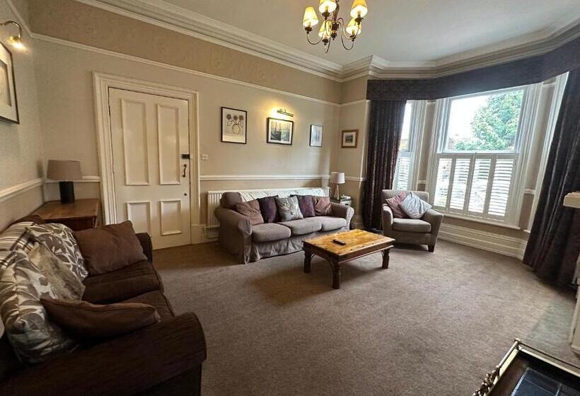 Lennox Lea Studios And Apartments