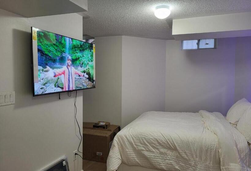 Пансион Cozy Room Basement With Separate Entrance