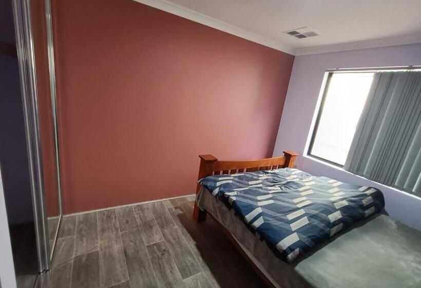 פנסיון Ensuite Large Furnished Room