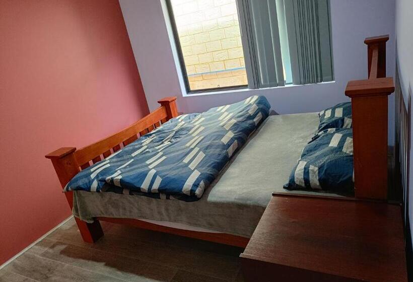 بنسيون Ensuite Large Furnished Room