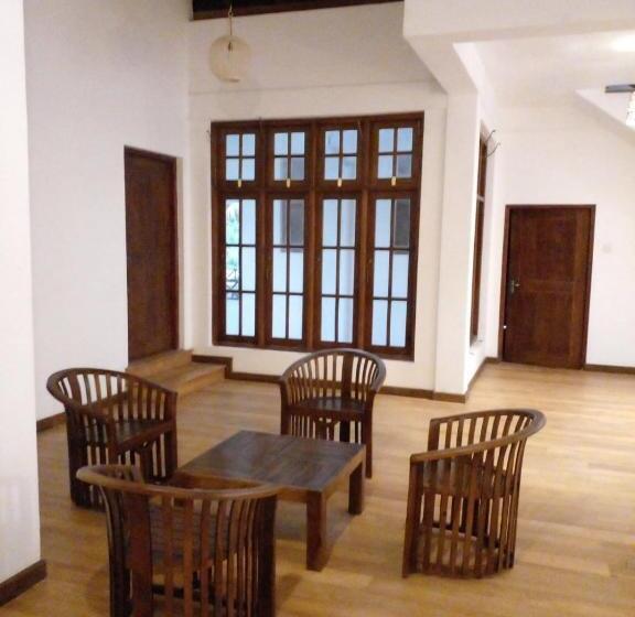 بنسيون The Escape, Minuwangoda